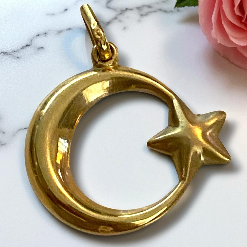 ***SOLD***Vintage 14k Gold CRESCENT MOON and STAR Round Charm Pendant!
